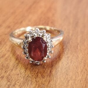 Elegant Vintage 10kt Gold Ring with Red Garnet And Natural Diamonds